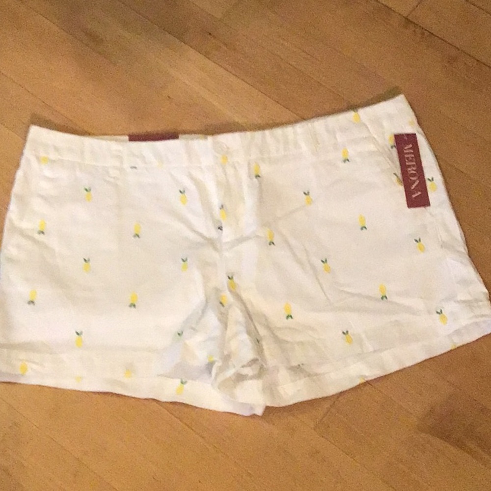 White chino shorts with embroidered pineapples